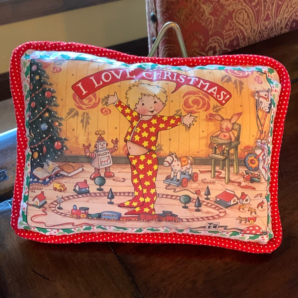 Mary Engelbreit I Love Christmas❣️ Pillow 🎄 🚂 measures approximately 11“x 8.5“